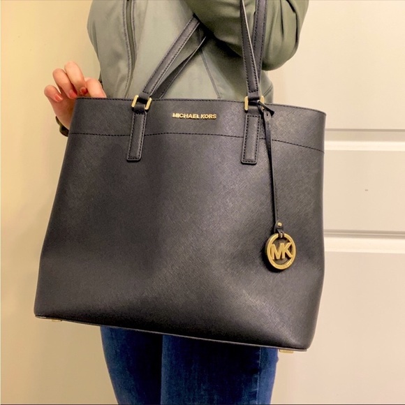 Michael Kors Handbags - EUC Michael Kors Jet Set Saffiano leather tote shoulder bag